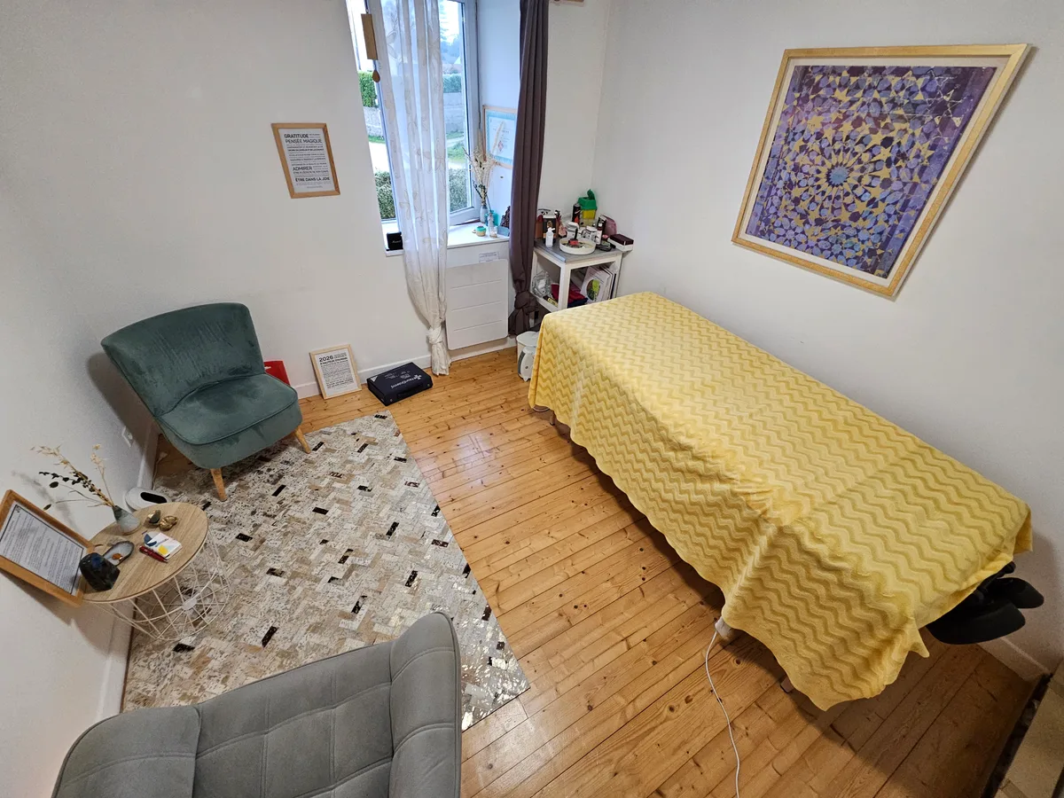Intérieur du cabinet de Marie-Aude PETIT PIERRE acupunctrice Saint-Sauveur